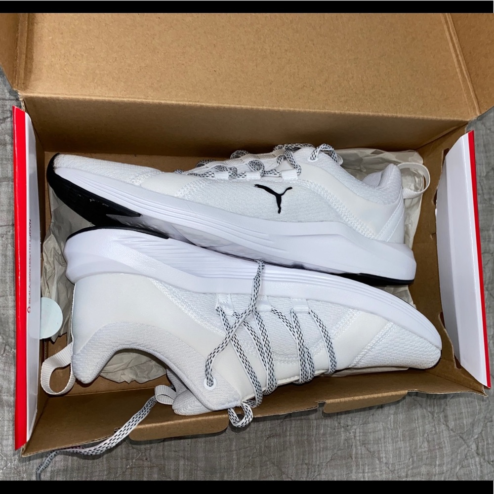 Women’s Puma size 8 sneaker NEW!